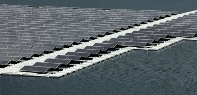 Une installation solaire photovoltaïque flottante mise en place sur le barrage de l'Oued Rmel, dans le cadre d'un parc solaire situé près du port Tanger Med, dans la province de Fahs-Anjra, à l'ouest de la ville de Tanger, le 7 août 2025.