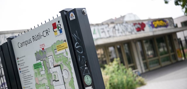 Blick auf ein Gebäude auf dem Rütli Campus