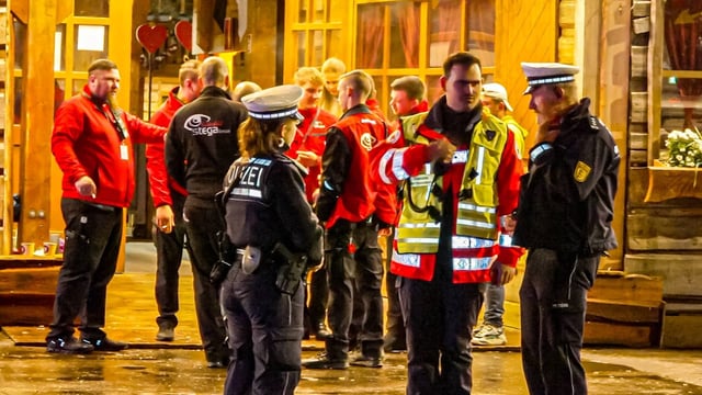 Auf dem Cannstatter Volksfest griffen die Mitglieder zweier Familien Einsatzkräfte an.