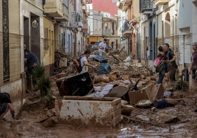 Imagen de una calle de Paiporta tras la dana del 29 de octubre