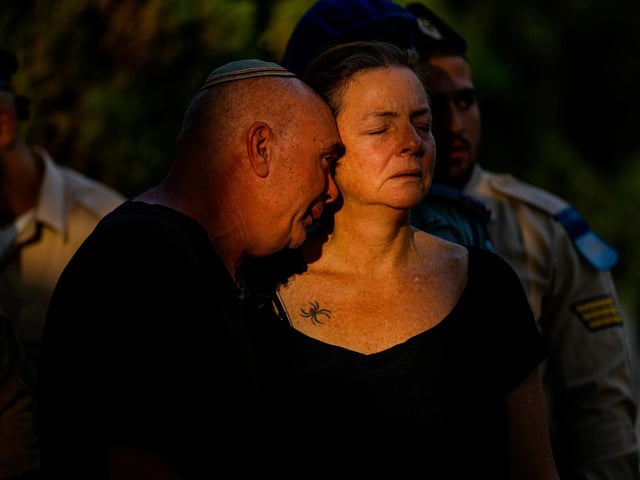 Doron y Tami, padres del capitán de la reserva israelí Omri Yosef David, lloran durante su funeral en Carmiel, norte de Israel, el miércoles 15 de noviembre de 2023. David, de 27 años, murió durante una operación militar terrestre en la Franja de Gaza. (Foto AP/Ariel Schalit)
  - FTP CLARIN image (10).jpg Z FClarin Fotoclarin