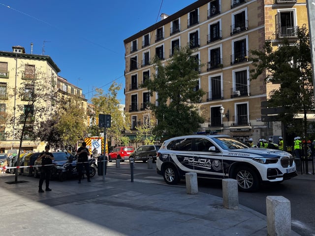 Once dotaciones de Bomberos trabajan en el derrumbe parcial de un edificio en la zona de Ópera.
