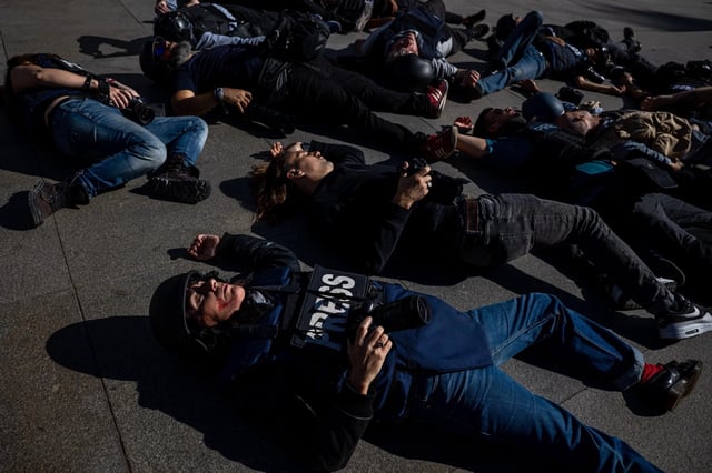 Reporteros escenifican la muerte de compañeros en Gaza en el aniversario de los atentados
