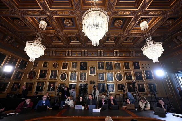 Des journalistes attendent l'annonce des lauréats du prix Nobel de physique 2025 à l'Académie royale suédoise des sciences à Stockholm, le 7 octobre 2025 en Suède.
