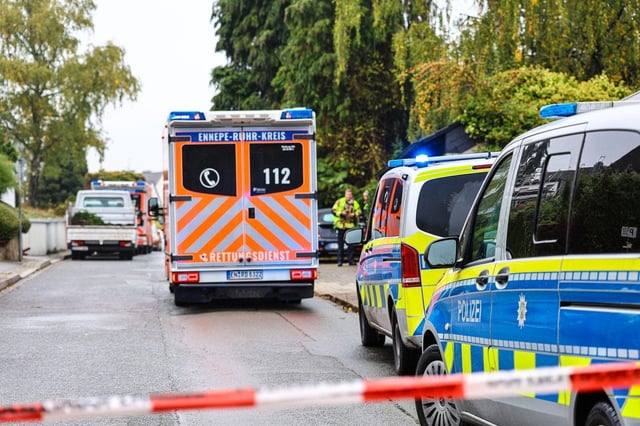 Ein Krankenwagen steht vor Einsatzwagen der Polizei