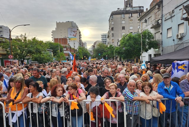 Familiares y amigos de los argentinos secuestrados por Hamás realizarán esta tarde un abrazo simbólico en Parque Centenario al cumplirse dos años del ataque