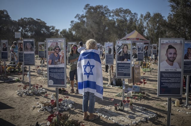 Eine Frau trägt die israelische Flagge auf dem Nova-Festplatz während einer Zeremonie zum Gedenken an den zweiten Jahrestag des von der Hamas verübten Anschlags vom 7. Oktober.