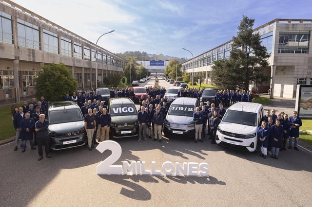 Personal de Stellantis Vigo con varios modelos de los vehículos comerciales ligeros Peugeot, Citroën, Opel/Vauxhall y Fiat que se fabrican en Balaídos.