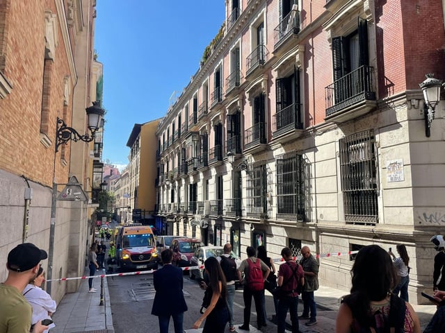 Sanitarios y trabajadores de emergencias en las inmediaciones donde se ha derrumbado un edificio en obras.