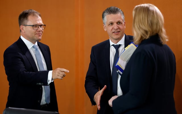 Die SPD will anders als Bundeskanzler Friedrich Merz (CDU) am faktischen Aus für neue Verbrennerfahrzeuge in der EU ab 2035 festhalten. Bundesumweltminister Carsten Schneider (SPD) sagte, eine Abkehr vom Verbrenner-Aus komme für ihn nicht in Frage.