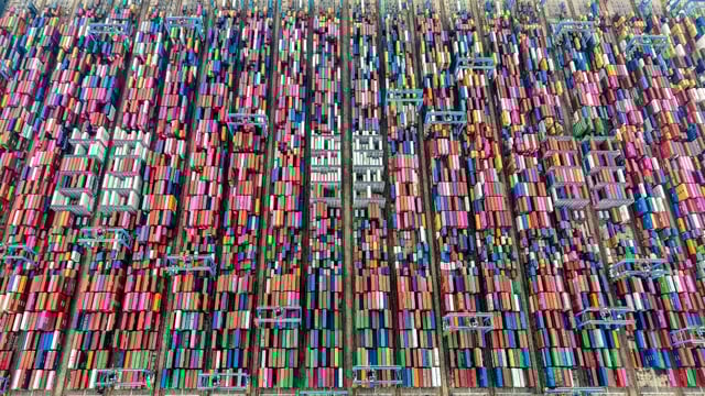 Der weltweite Handel erweist sich in diesem Jahr nach Einschätzung der Welthandelsorganisation (WTO) als robuster als bislang angenommen. Die Aussichten für das kommende Jahr sind demnach aber nun deutlich düsterer.