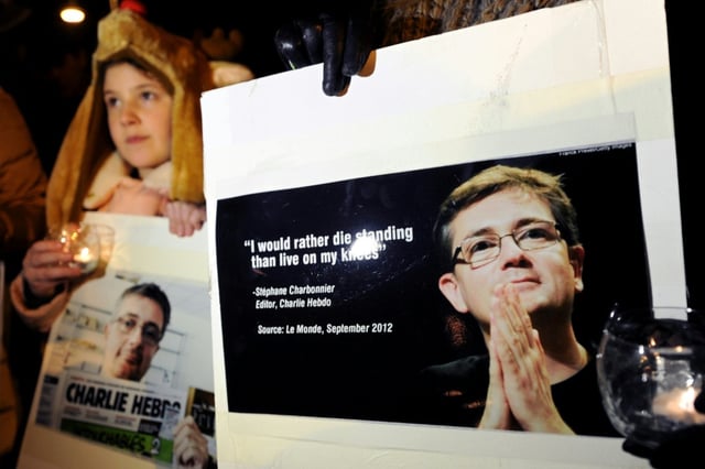 Une photo de "Charb", brandie lors d'un rassemblement près de l'ambassade de France à Tbilissi (Géorgie), le 8 janvier 2015, au lendemain de l'attentat à Paris contre Charlie Hebdo