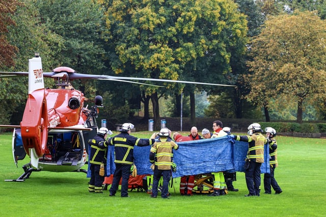 Bomberos y rescatistas transportan en camilla a Iris Stalzer, recién elegida alcaldesa de Herdecke, antes de ser trasladada en helicóptero en Herdecke, Alemania Occidental, el 7 de octubre de 2025, tras resultar gravemente herida en un ataque con arma blanca