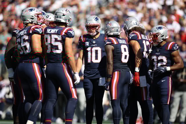 FOXBOROUGH, MASSACHUSETTS - SEPTEMBER 28: Drake Maye #10 of the New England Patriots huddles with teammates during the NFL 2025 game between Carolina Panthers and New England Patriots at Gillette Stadium on September 28, 2025 in Foxborough, Massachusetts. (Photo by Evan Bernstein/Getty Images)