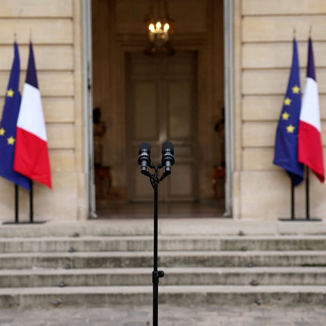 Un micro dans la cour de Matignon avant une allocution du Premier ministre démissionnaire Sébastien Lecornu, le 6 octobre 2025.