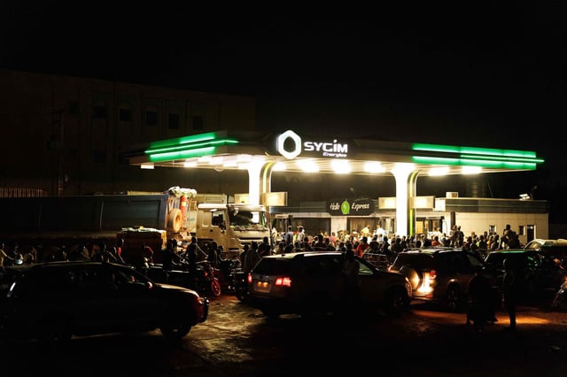 Devant une station-essence à Bamako, lundi 6 octobre 2025.