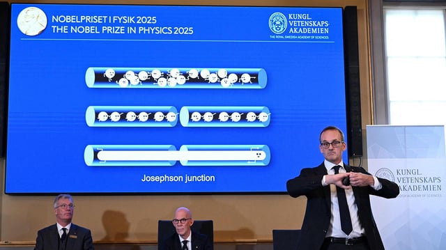 Verleihung des Nobelpreises für Physik 2025 an John Clarke, Michel H. Devoret und John M. Martinis.