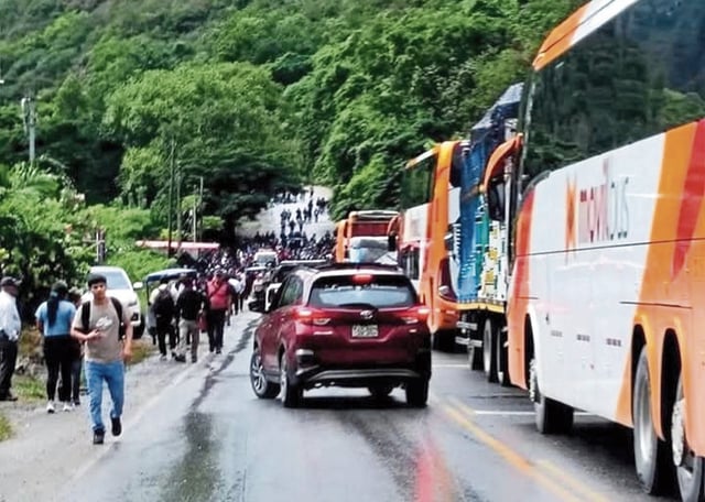 Carreteras bloqueadas por el paro regional  para exigir atender requerimientos sociales para Cajamarca.
