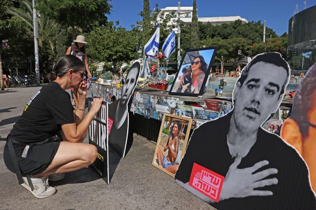 La gente se reúne alrededor de una fuente convertida en memorial en Tel Aviv, en el segundo aniversario de aquellos ataques, el 7 de octubre de 2025