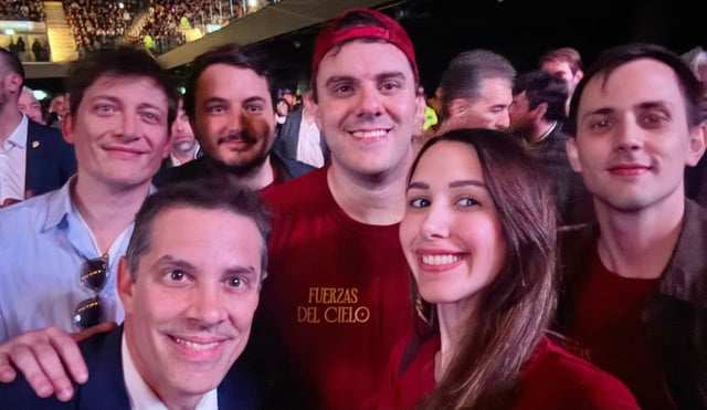 El asesor presidencial Santiago Caputo con integrantes de Las Fuerzas del Cielo en el show de Milei. Entre ellos Daniel Parisini (El Gordo Dan) y Agustín Romo