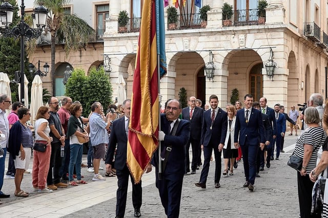 Un momento de la procesión cívica con la senyera que se celebra en Gandia cada 9 d'Octubre.