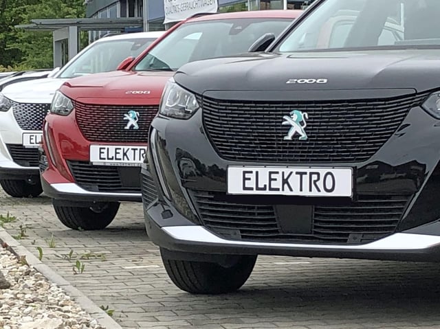 Elektroautos stehen auf dem Hof eines Autohauses