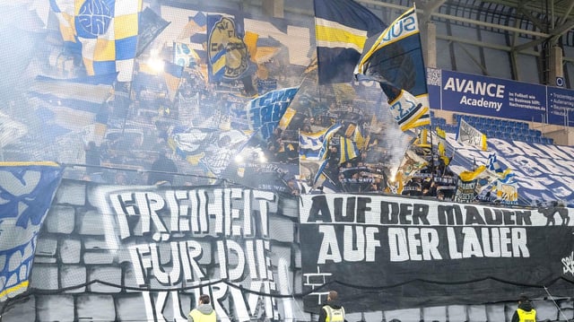 Fans von Jena in der Südkurve, Flagge zeigen, Freiheit für die Kurve, Auf der Mauer, auf der Lauer, 01.10. 2025.