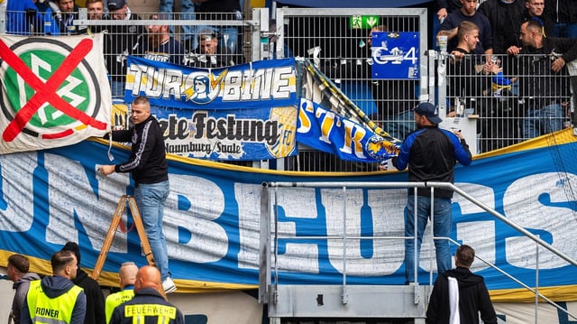 Fans Ultras Jena Horda provozieren Spielunterbrechung indem sie zwei Fluchttore mit Transparenten und Fanen im Block versprerren