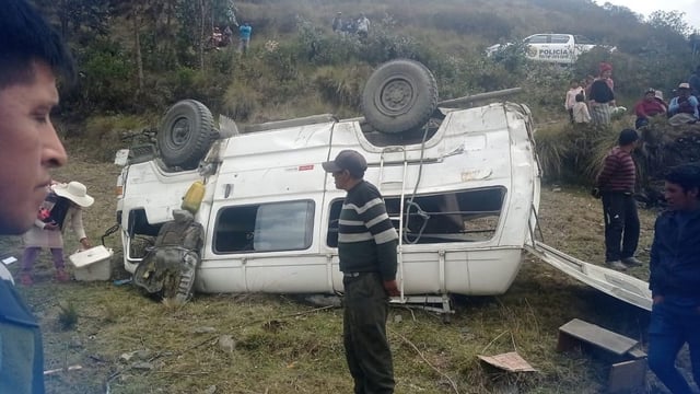 Así terminó la combi tras desabarrancarse.