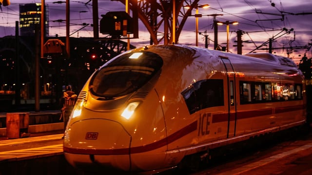 Köln – Ende November wird die Deutsche Bahn das neue moderne Stellwerk für den Kölner H...