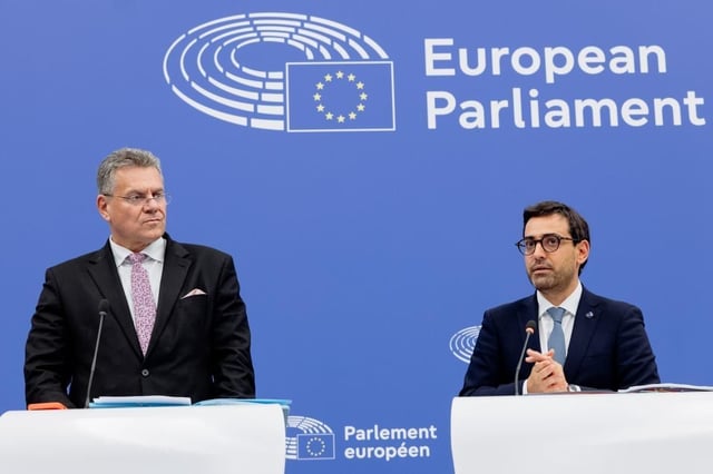 El comisario europeo de comercio, Maros Sefcovic, y el vicepresidente para la política industria de la Comisión, Stéphane Séjourné.