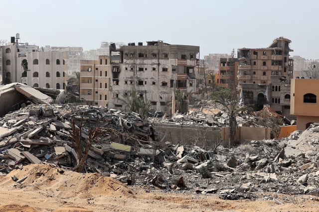 Edificios dañados y destruidos por la guerra en las cercanías del Hospital de Campaña Jordano en Ciudad de Gaza, el viernes 3 de octubre de 2025. (Jack Guez/Pool Photo vía AP)