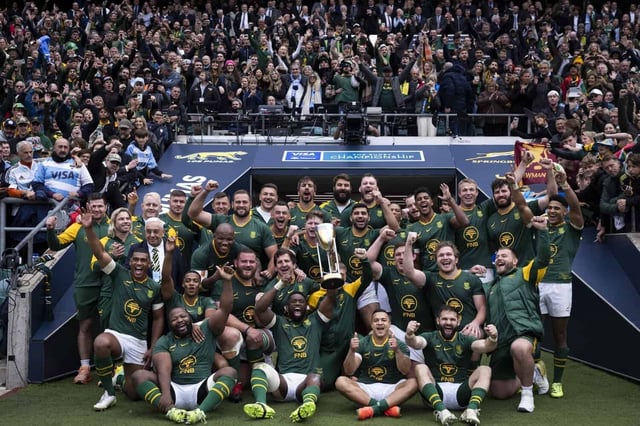 The Springbok team celebrate with the Rugby Championship trophy. Picture: Ryan Pierse/Getty Images