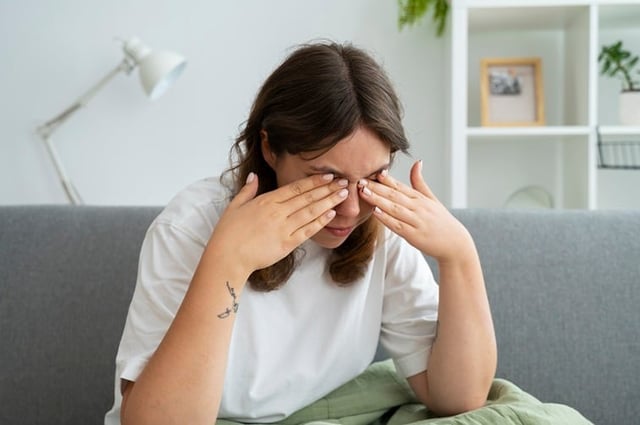 Un estudio revela que casi 8 de cada 10 personas nunca ha recibido diagnóstico de ojo seco, pese a sufrir síntomas como ardor, arenilla o enrojecimiento ocular. Especialistas advierten sobre los riesgos de la automedicación y la falta de chequeos visuales.