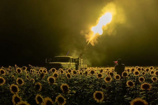Des soldats ukrainiens tirent sur un drone russe près de Pavlohrad, dans l’est de l’Ukraine, le 19 juillet 2025.