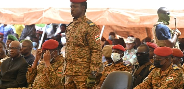 Le nouveau chef de la junte, le capitaine Ibrahim Traoré (c), lors d'une cérémonie au camp militaire du général Sangoule Lamizana à Ouagadougou, le 8 octobre 2022 au Burkina Faso
