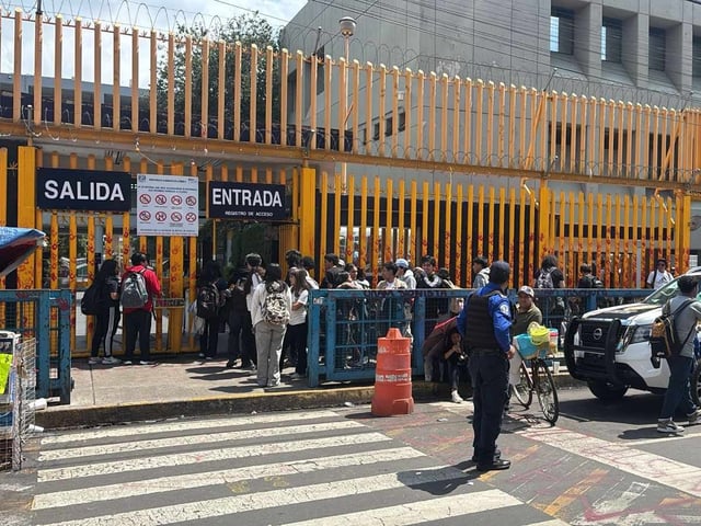 Desalojo en Prepa 8 de la UNAM.