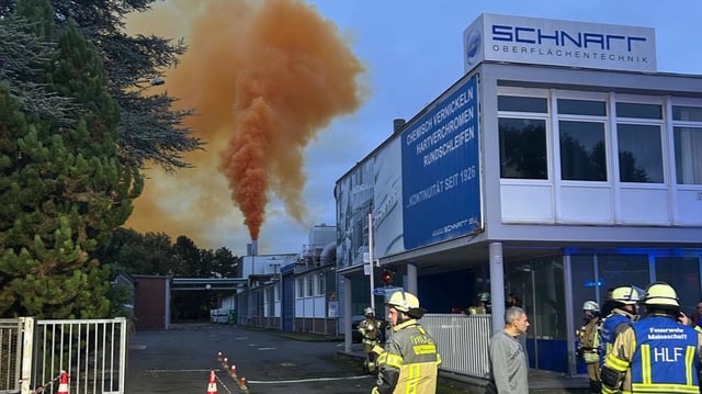 Feuerwehr vor dem Aschaffenburger Industriegebiet