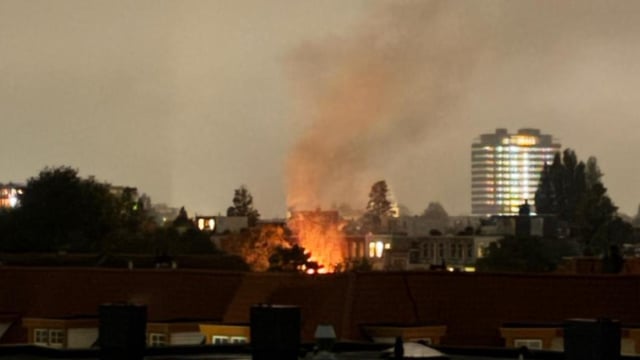 Woningbrand in Oosterparkbuurt, veel brandweerwagens aanwezig