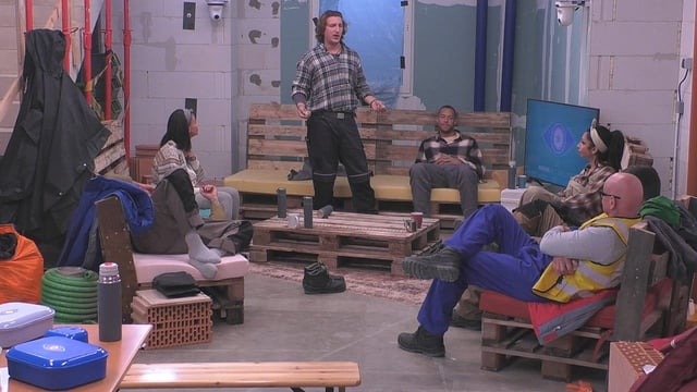 Essensknappheit sorgt für Streit und Tränen bei „Promi Big Brother“-Kandidat Erik.