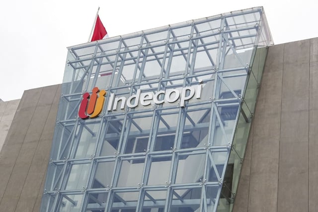 Tras analizar el caso, Indecopi concluyó que las barandas del segundo piso no contaban con elementos de soporte u ornamentales que impidieran el paso de un niño, incumpliendo lo establecido en el Reglamento Nacional de Edificaciones. Foto: Indecopi.
