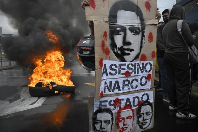 Banderole représentant le président équatorien Daniel Noboa sur laquelle on peut lire en espagnol «Tueur, narco-État», lors d’une manifestation antigouvernementale à Quito, le 30 septembre 2025.