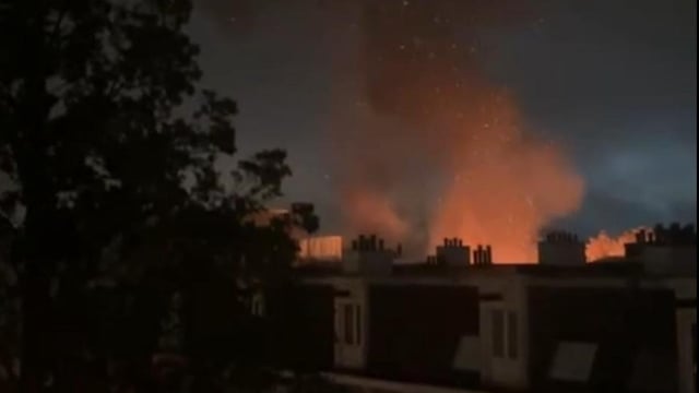 Woningbrand in Oosterparkbuurt slaat via houten balkons over naar bovenburen