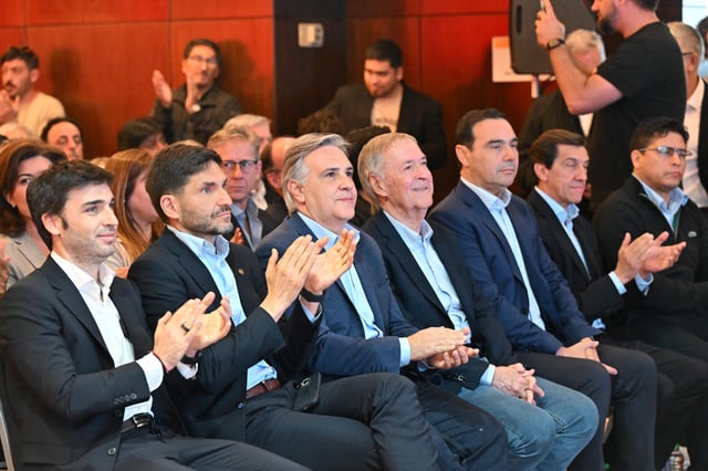 Cumbre. Ignacio Torres, Maximiliano Pullaro, Martín Llaryora, Juan Schiaretti, Gustavo Valdés, Carlos Sadir y Claudio Vidal, en la última reunión en Puerto Madryn. (Prensa Provincias Unidas)