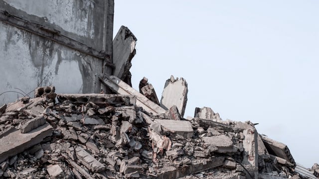 El colapso de viviendas mal construidas es una de las principales consecuencias de la informalidad en la edificación.
