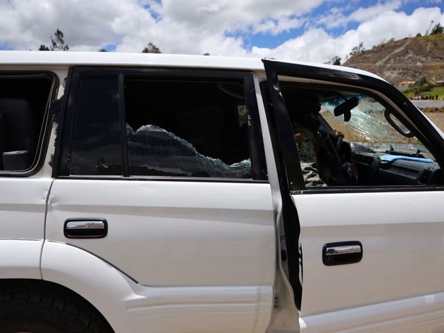 Así quedó otra de las camionetas que integraban la caravana de Noboa. Foto Presidencia de Ecuador.