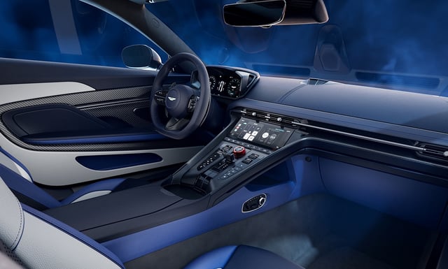Außerdem spendiert Aston Martin dem DB12 S einen rot eloxierter Fahrmodus-Regler, neue Leder-Alcantara-Kombinationen und eine Semi-Anilin-Ausstattung.