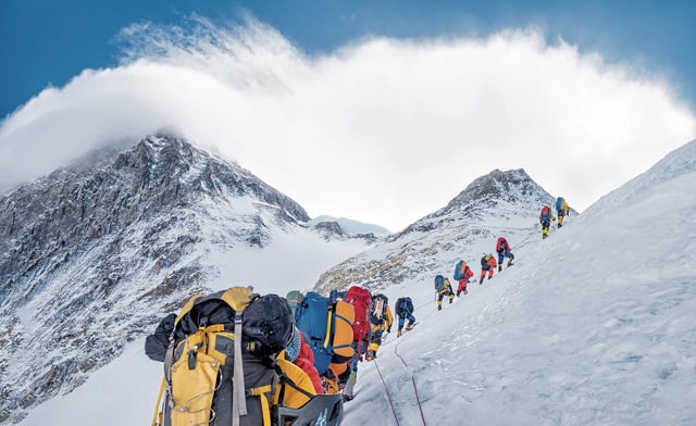 Montañistas sueñan llegar a la cumbre del Everest y arriesgan sus vidas para ello.