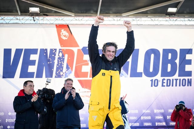 Le skipper français Charlie Dalin célèbre sa victoire sur scène après avoir remporté la 10e édition du Vendée Globe, aux Sables-d’Olonne, le 14 janvier 2025.