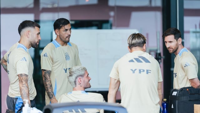 Otamendi, Paredes, De Paul y Messi, charlan en medio de uno de los entrenamientos de la selección argentina en Estados Unidos. 